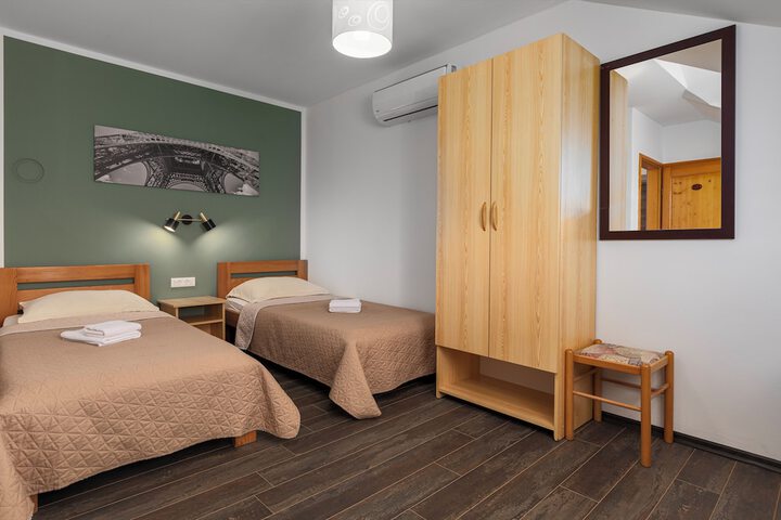 Room 13 of 72