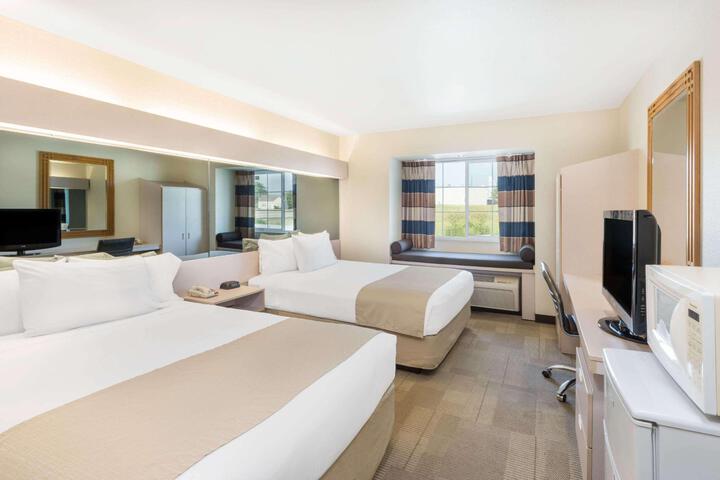 2 Queen Beds Mobility Accessible (6 of 10)
