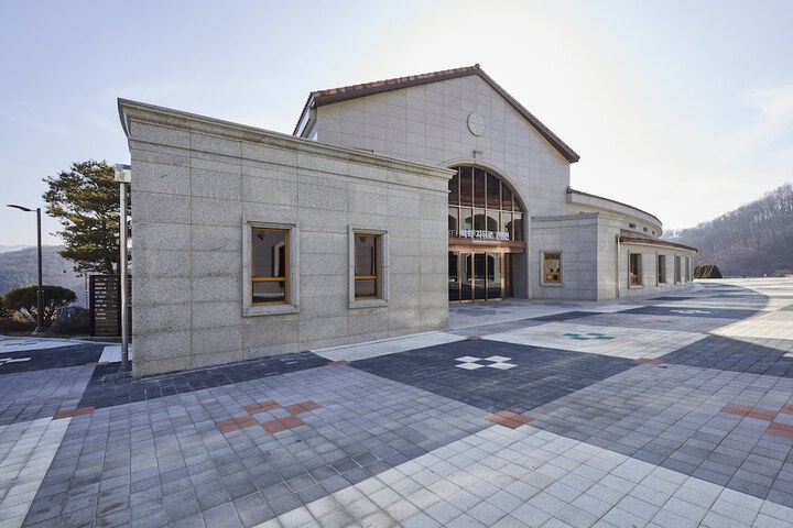 Ballroom/Hall 64 of 80