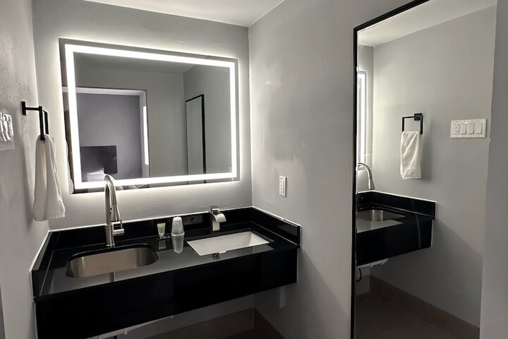 Room 6 of 8
