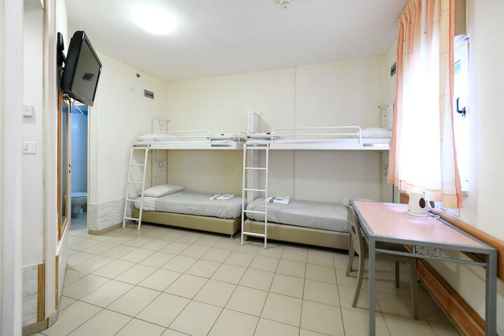 Room 6 of 33