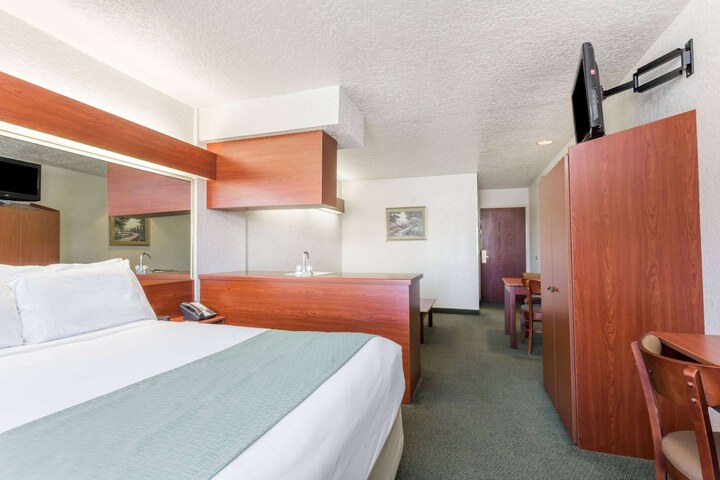 Room 10 of 20
