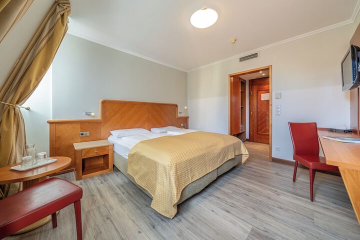 Room 51 of 104