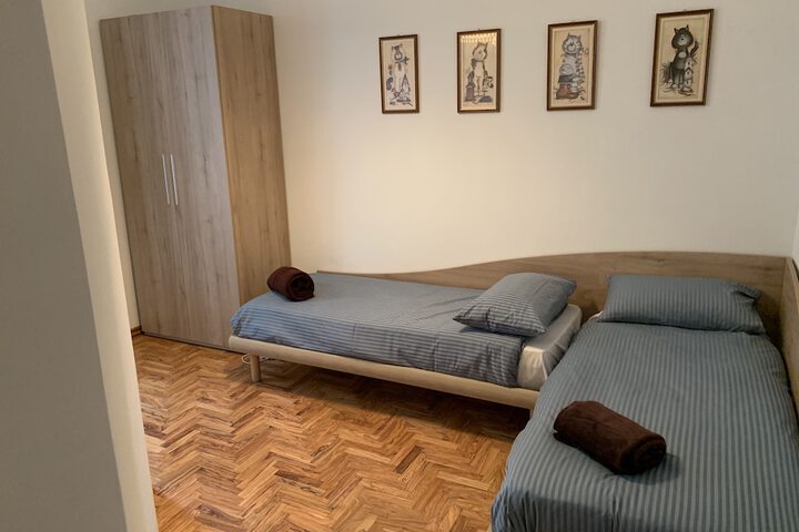 Room 6 of 27
