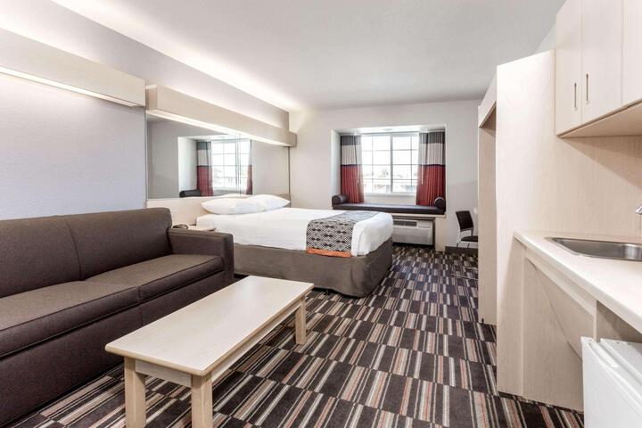 1 Queen Bed Accessible Room (10 of 15)