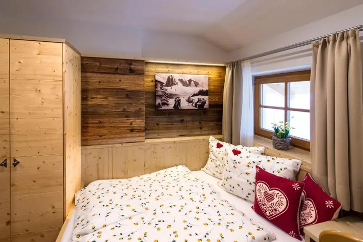 Room 4 of 6