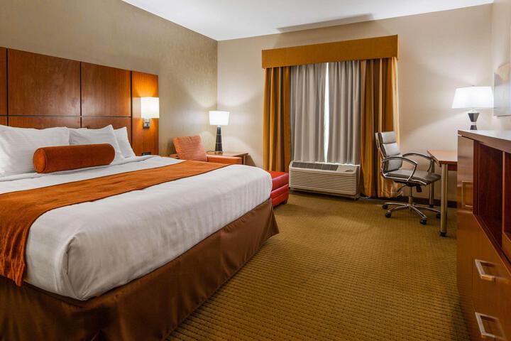 1 King Bed Microwave and Refrigerator WiFi Full Breakfast (4 of 11)