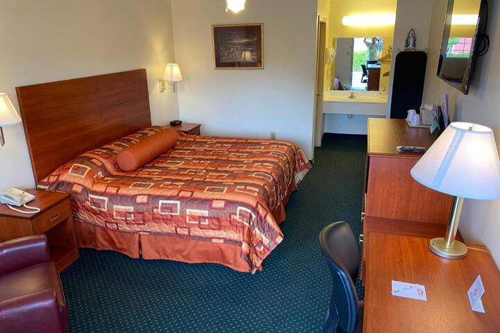 1 King Bed (4 of 6)