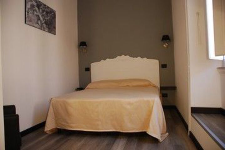 Room 9 of 20