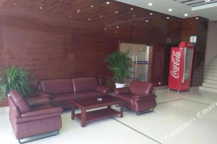 Yuantong Holiday Hotel (Nanjing Zhushan Road Metro Station)