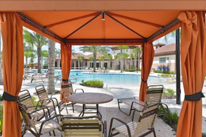 Solterra 5BR Townhome w Splash Pool