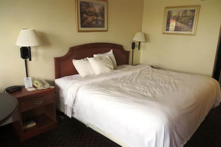 1 King Bed (4 of 17)
