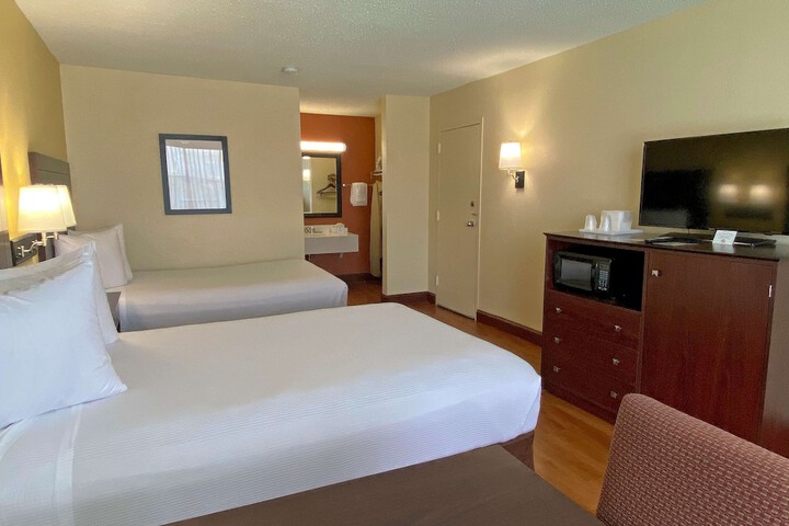 2 Queen Beds (4 of 5)