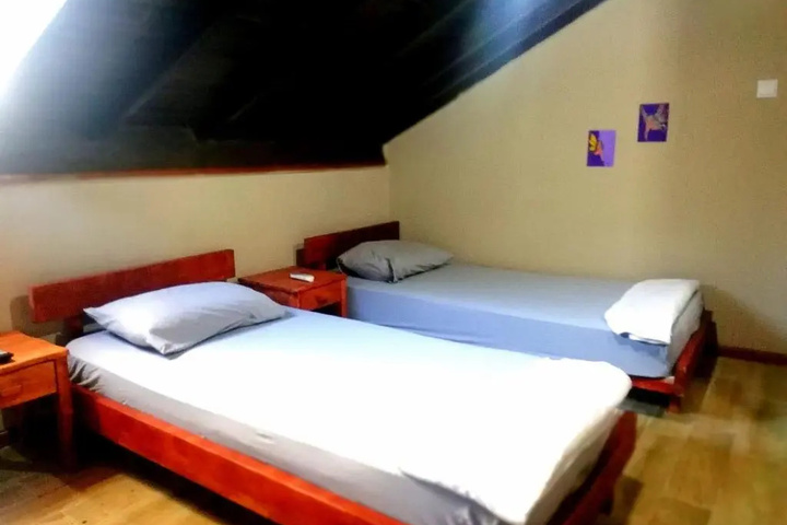 Room 2 of 10