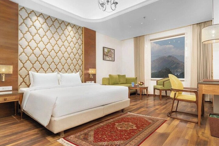 Room 16 of 80