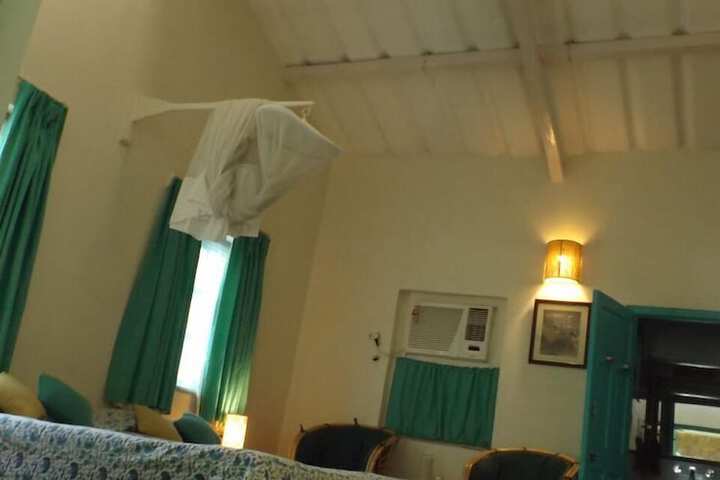 Room 31 of 233