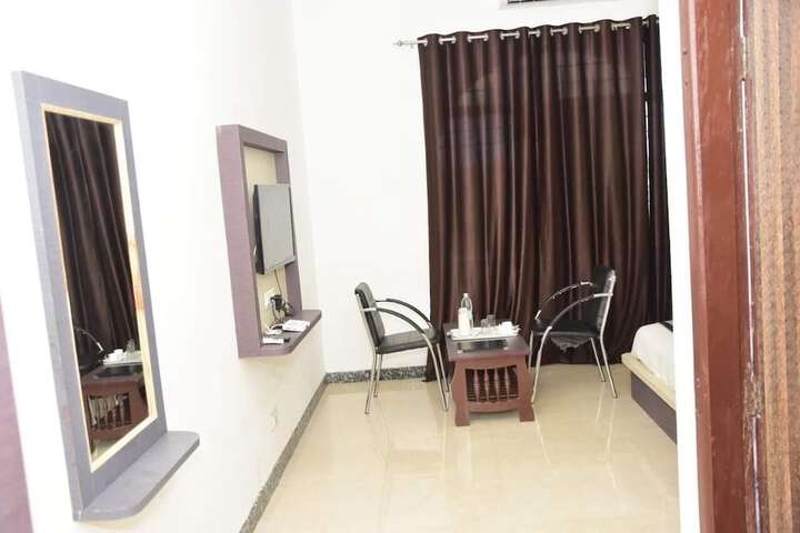 Room 8 of 13