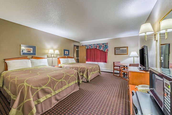 1 Queen Bed (4 of 10)