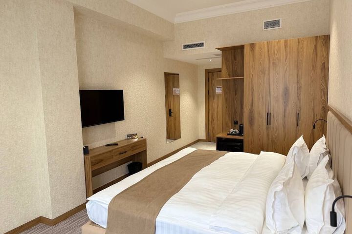 Room 9 of 25