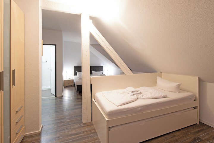Room 9 of 25