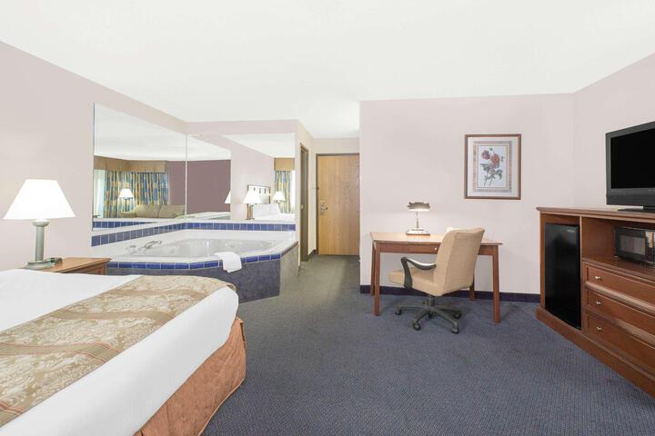 1 King Bed (2 of 6)