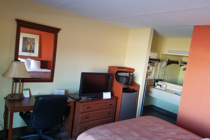 1 Queen Bed (9 of 23)