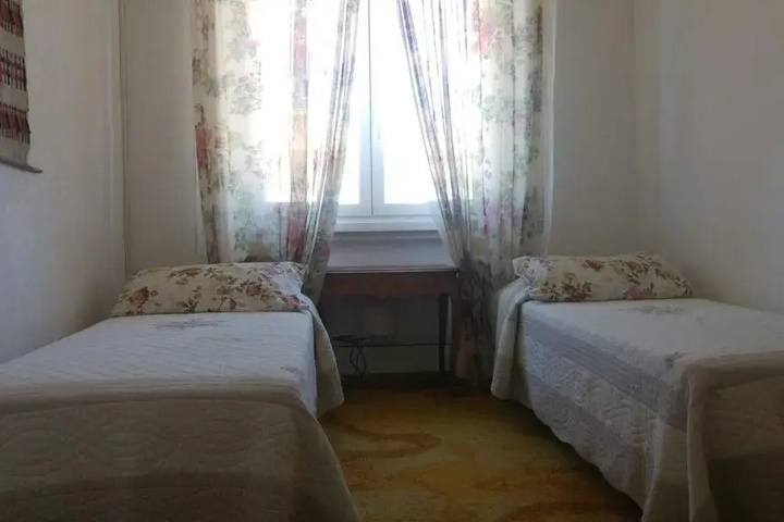 Room 2 of 7