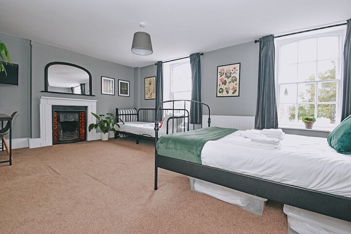 Room 6 of 28