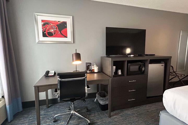 1 King Bed Microwave and Refrigerator WiFi Full Breakfast (2 of 14)