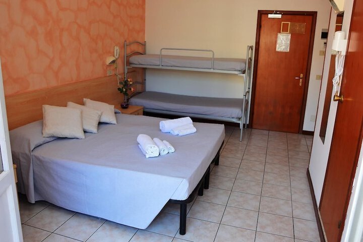 Room 4 of 9