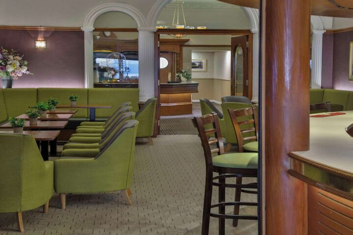 Lounge 65 of 81