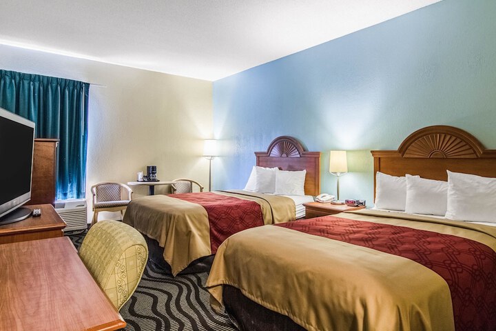 2 Double Beds (3 of 8)