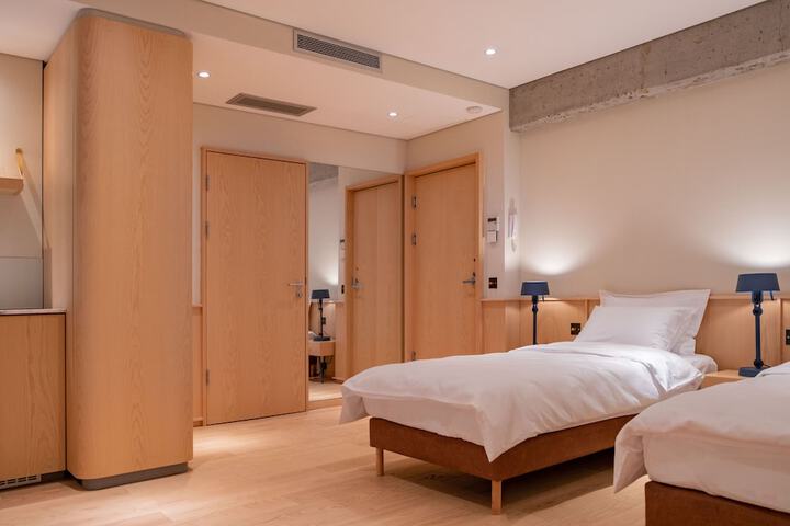 Room 17 of 46