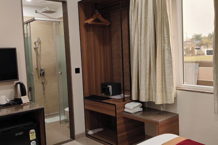 Room 3 of 10