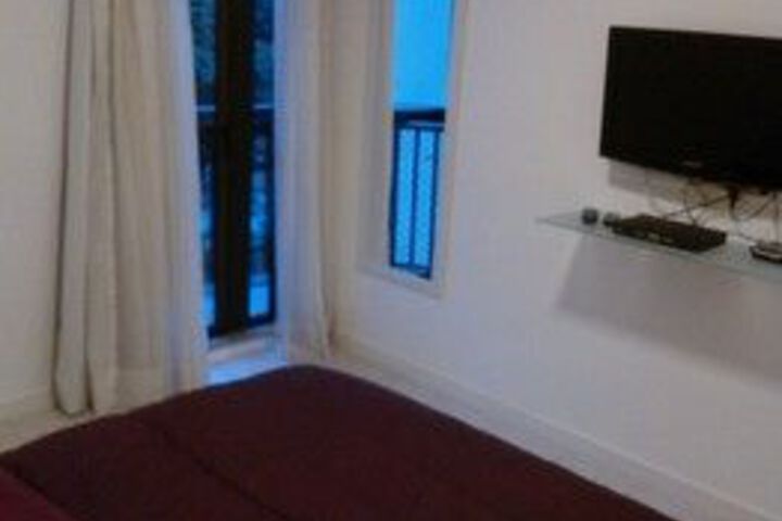 Room 4 of 10