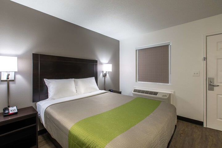 1 Queen Bed | Deluxe Kitchen (6 of 8)