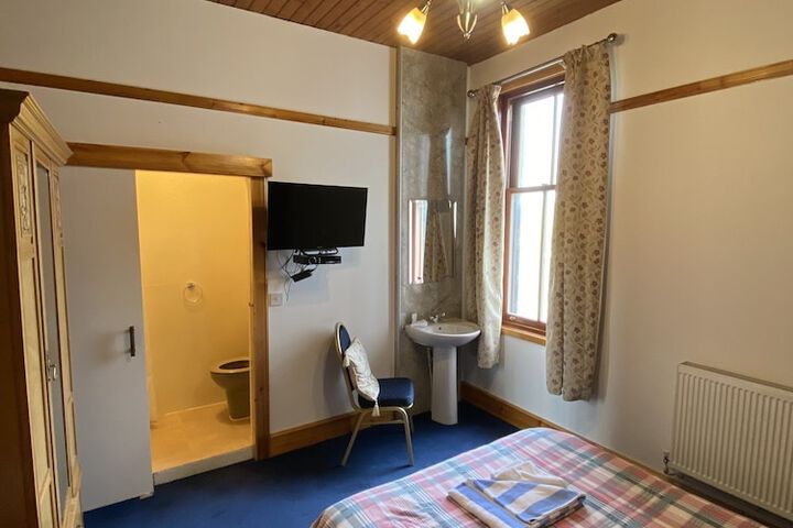 Room 33 of 40