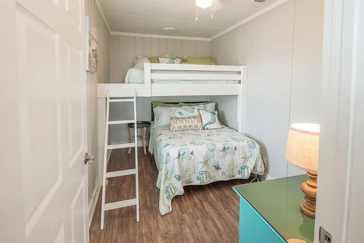 Room 4 of 17