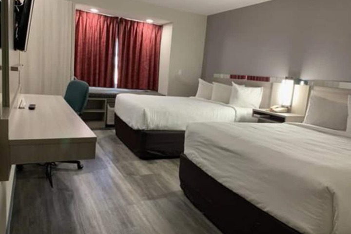 2 Queen Beds (1 of 13)