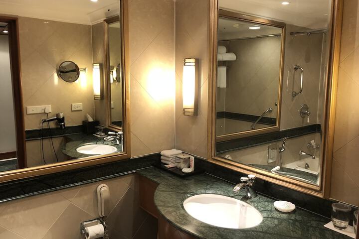 Room 22 of 46