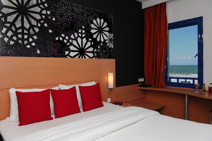 Room 6 of 112