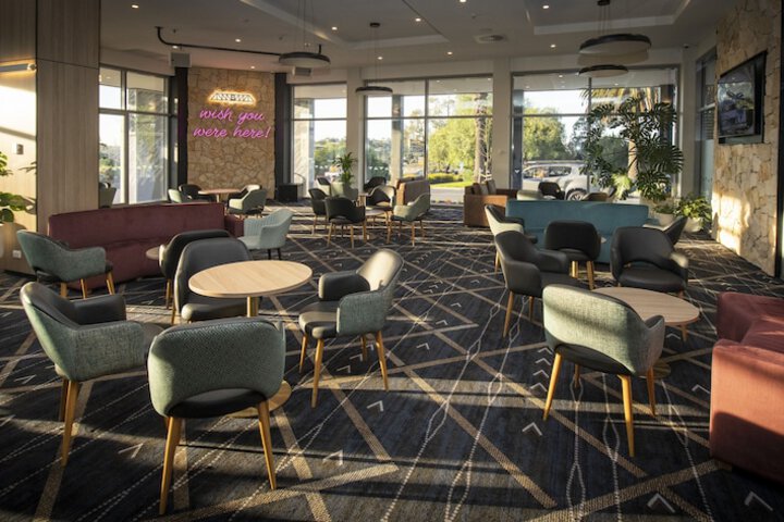 Lounge 31 of 40
