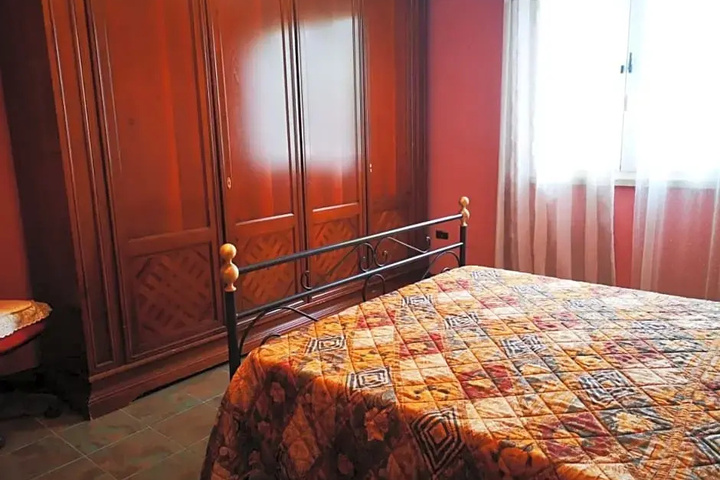 Room 4 of 9
