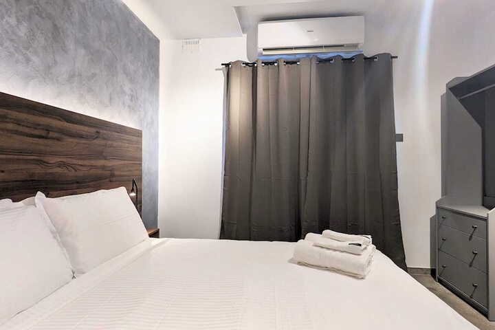 Room 6 of 24