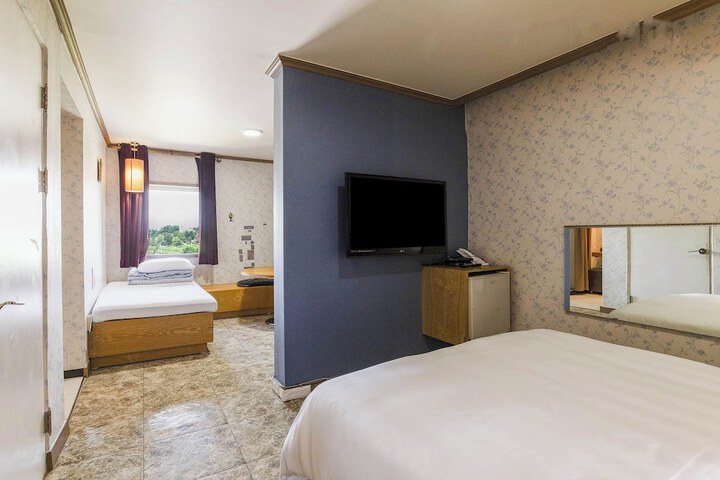 Room 30 of 82