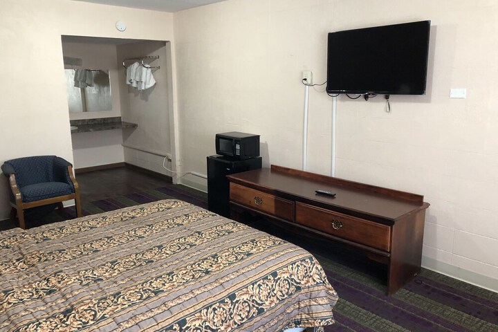 Room 6 of 10