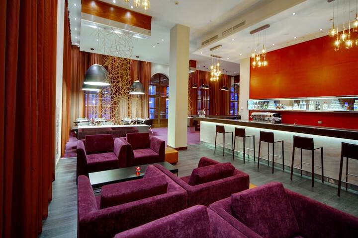 Lounge 147 of 186
