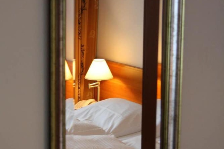Room 8 of 32
