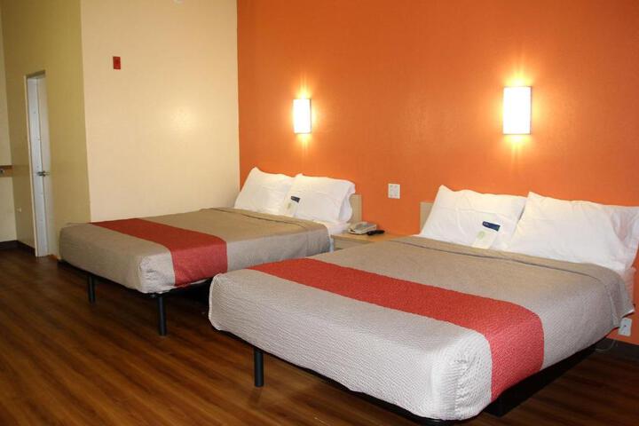 1 Queen Bed (3 of 4)