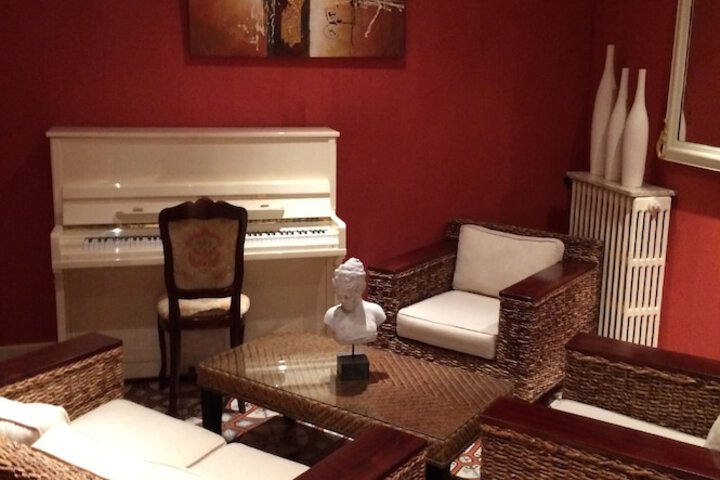 Lobby lounge